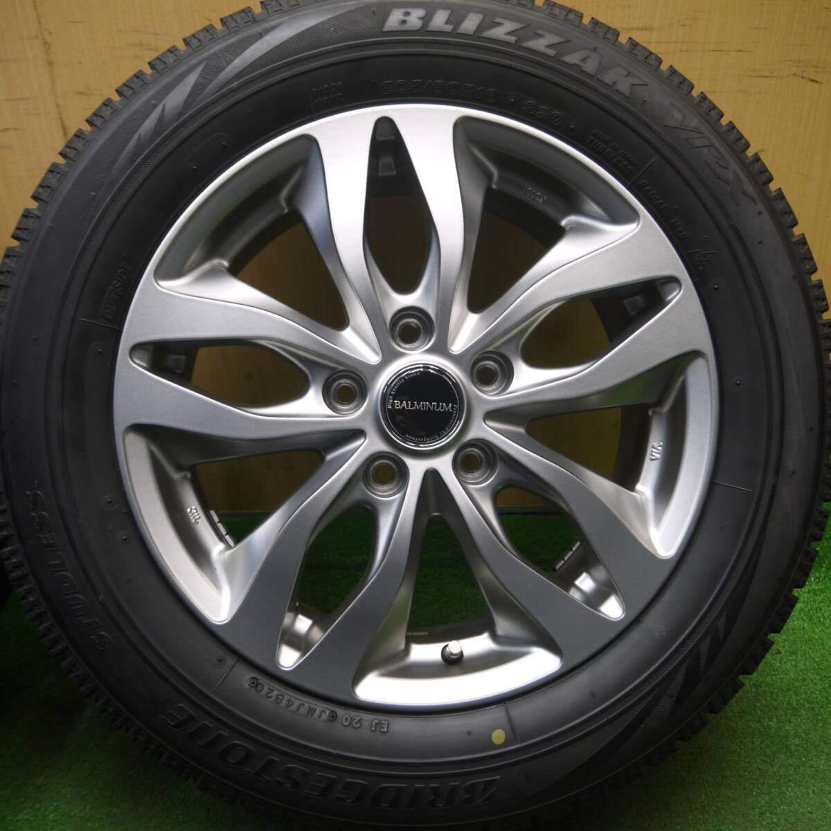 バリ溝！キレイ！9.5分★スタッドレス 205/60R16 ブリヂストン ブリザック VRX BALMINUM バルミナ 16インチ PCD114.3/5H★5022610Hス