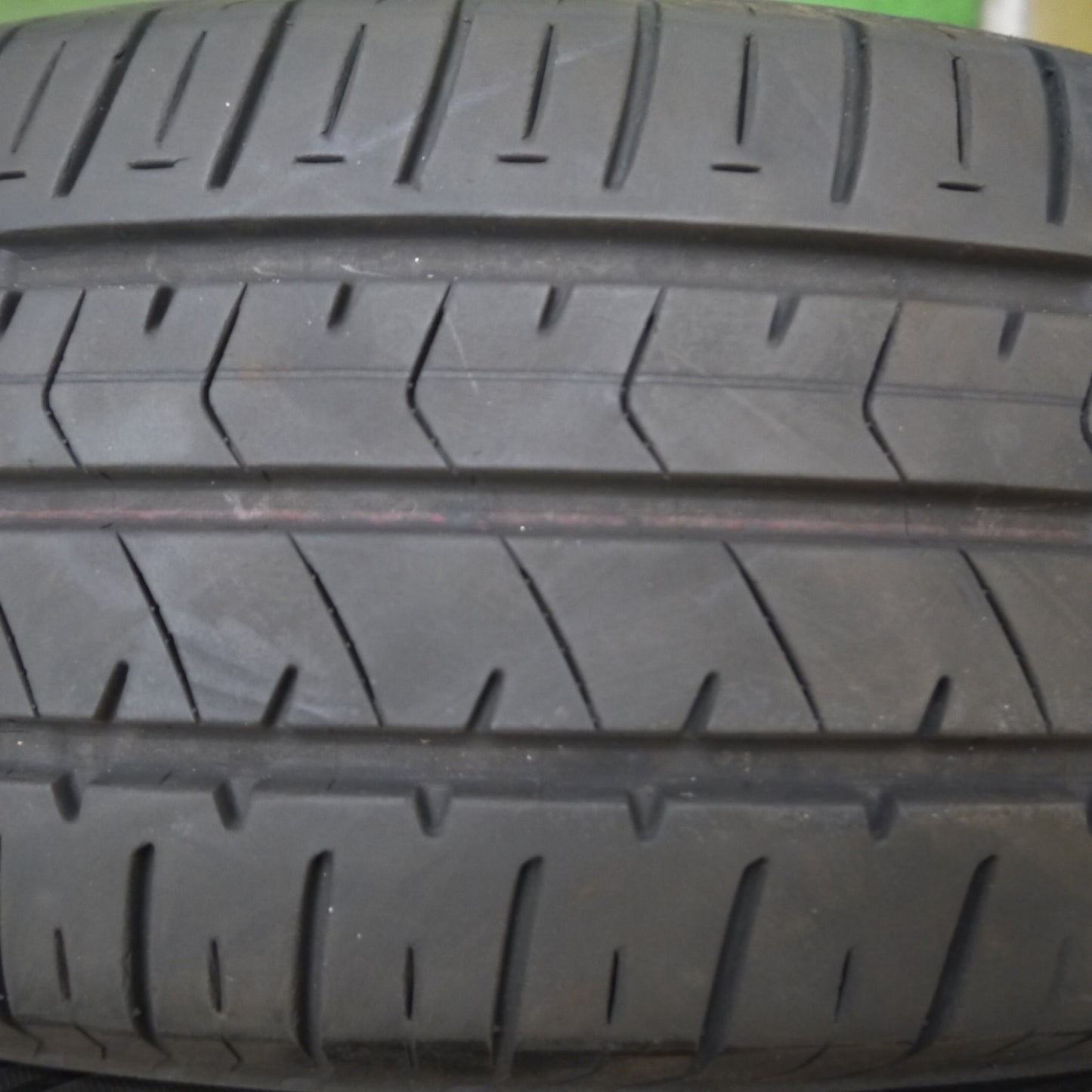 *送料無料* バリ溝！8.5分★195/65R15 ブリヂストン エコピア NH100RV タイヤ 15インチ ノア ヴォクシー セレナ ステップワゴン等★4060406Hノタ