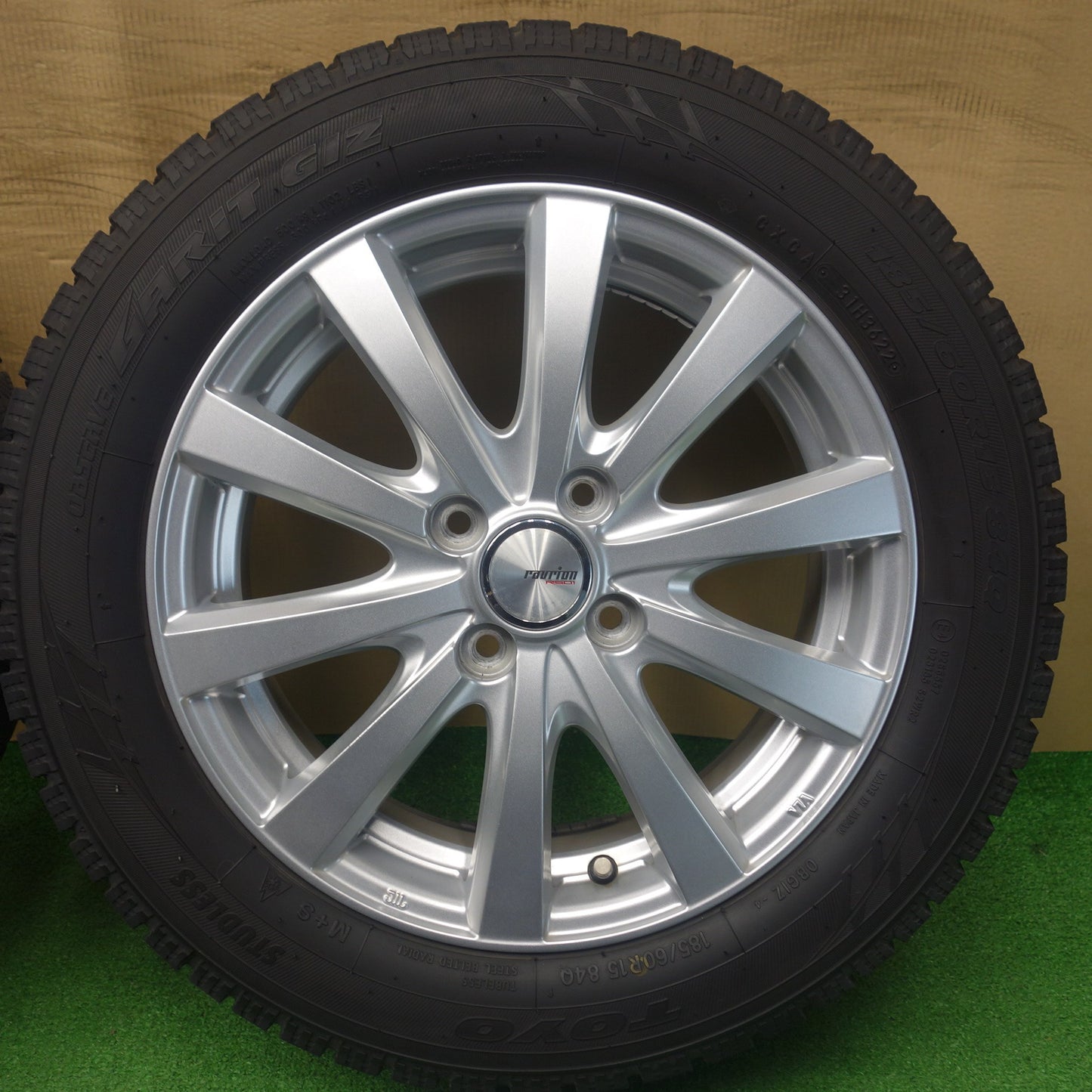 バリ溝！22年！キレイ！9.5分★スタッドレス 185/60R15 トーヨー オブザーブ ガリット GIZ ravrion RS01 ラブリオン 15インチ PCD100/4H★6051802KTス