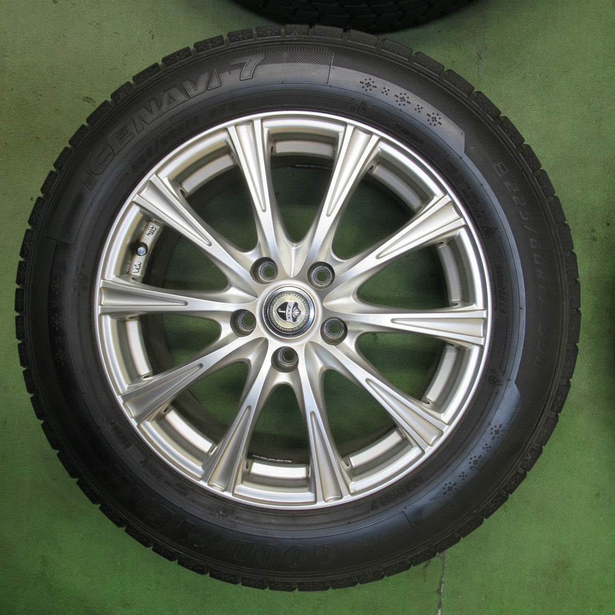 バリ溝！21年！キレイ！8.5分★スタッドレス 225/60R17 グッドイヤー アイスナビ7 JOKER ジョーカー 17インチ PCD114.3/5H★5111908TTス