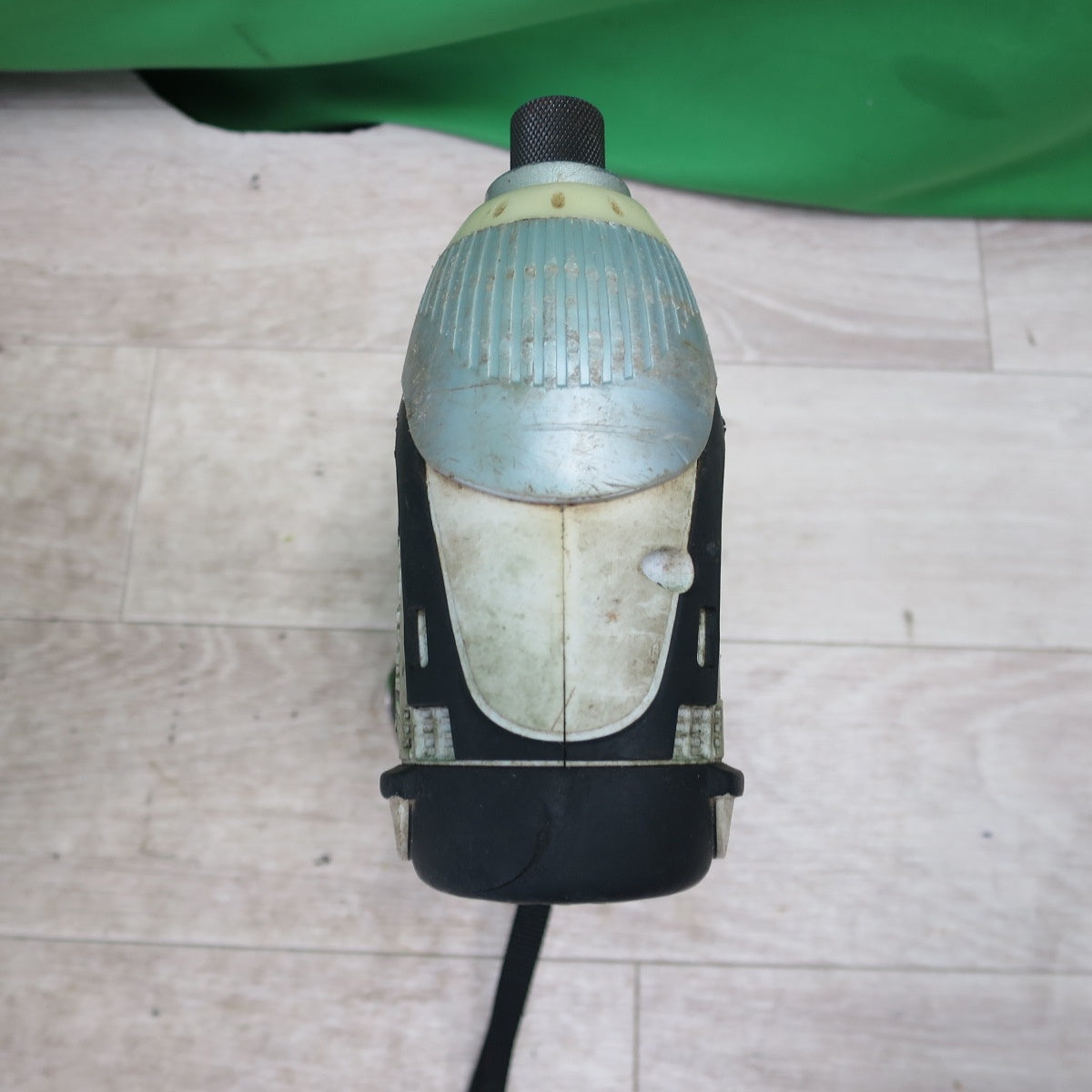 [送料無料] ☆マキタ 14.4V 充電式 インパクト ドライバ TD130D ケース 充電器 バッテリー 付き 電動 工具☆