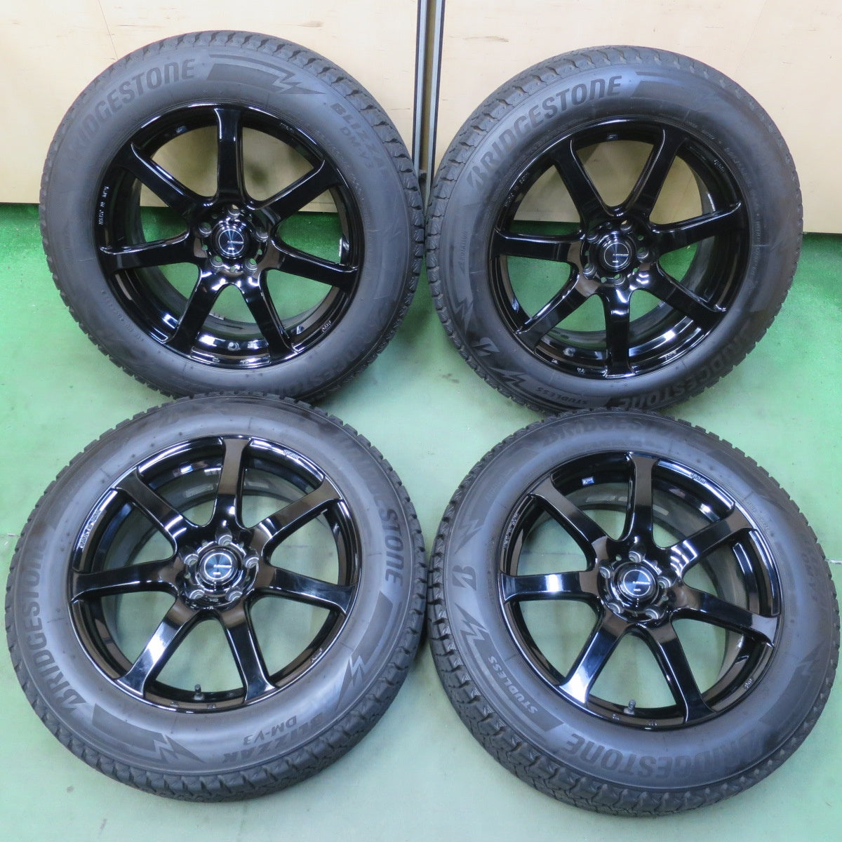 バリ溝！22年！キレイ！9分◎LEONIS NAVIA 07 AMF 225/60R18 スタッドレス ブリヂストン ブリザック DM-V3 レオニス ナヴィア 07 18インチ PCD114.3/5H◎6081703イス