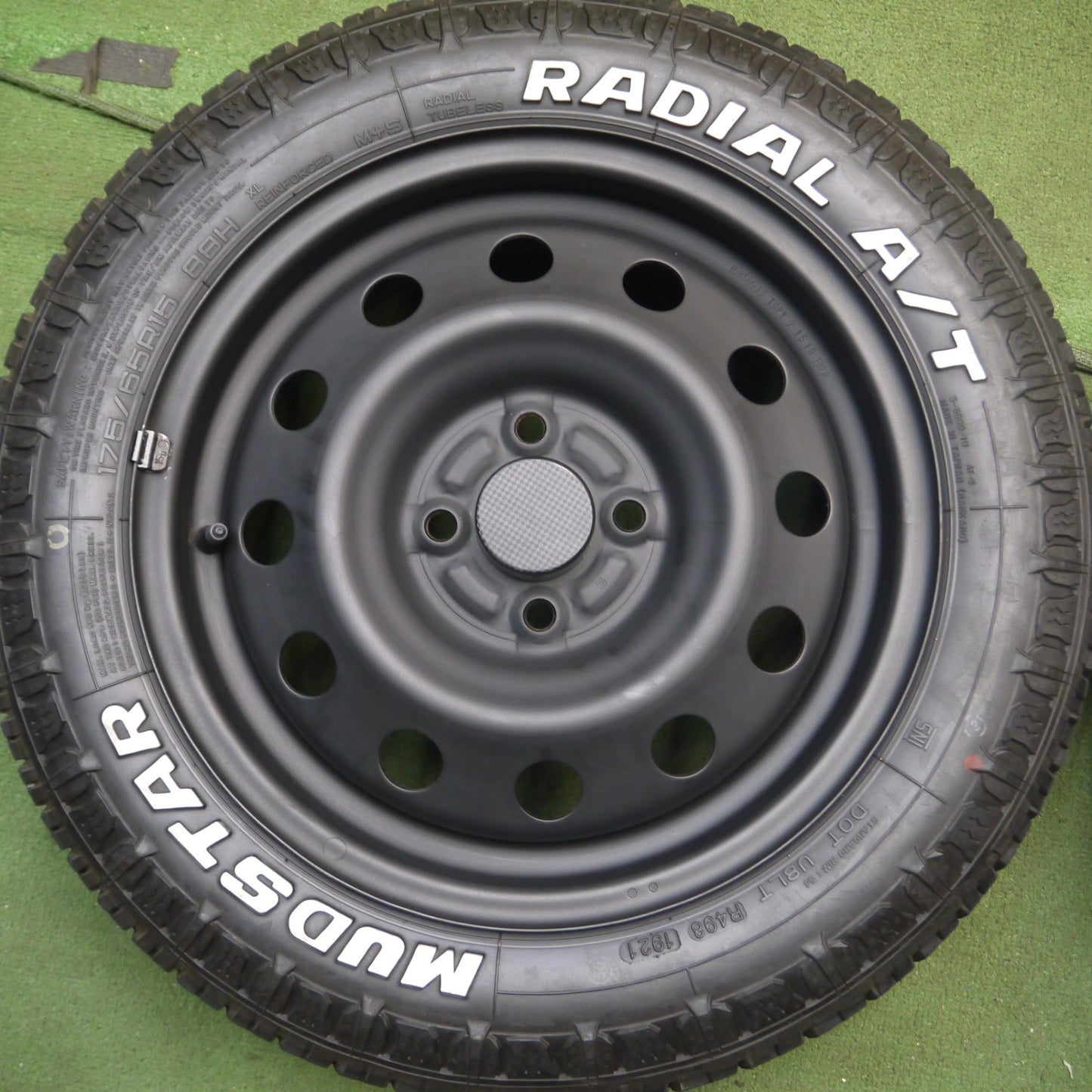 *送料無料* バリ溝！21年！キレイ！9分★175/65R15 マッドスター ラジアル A/T ホワイトレター TOPY スチール ホイール 15インチ PCD100/4H★4061704Hノ