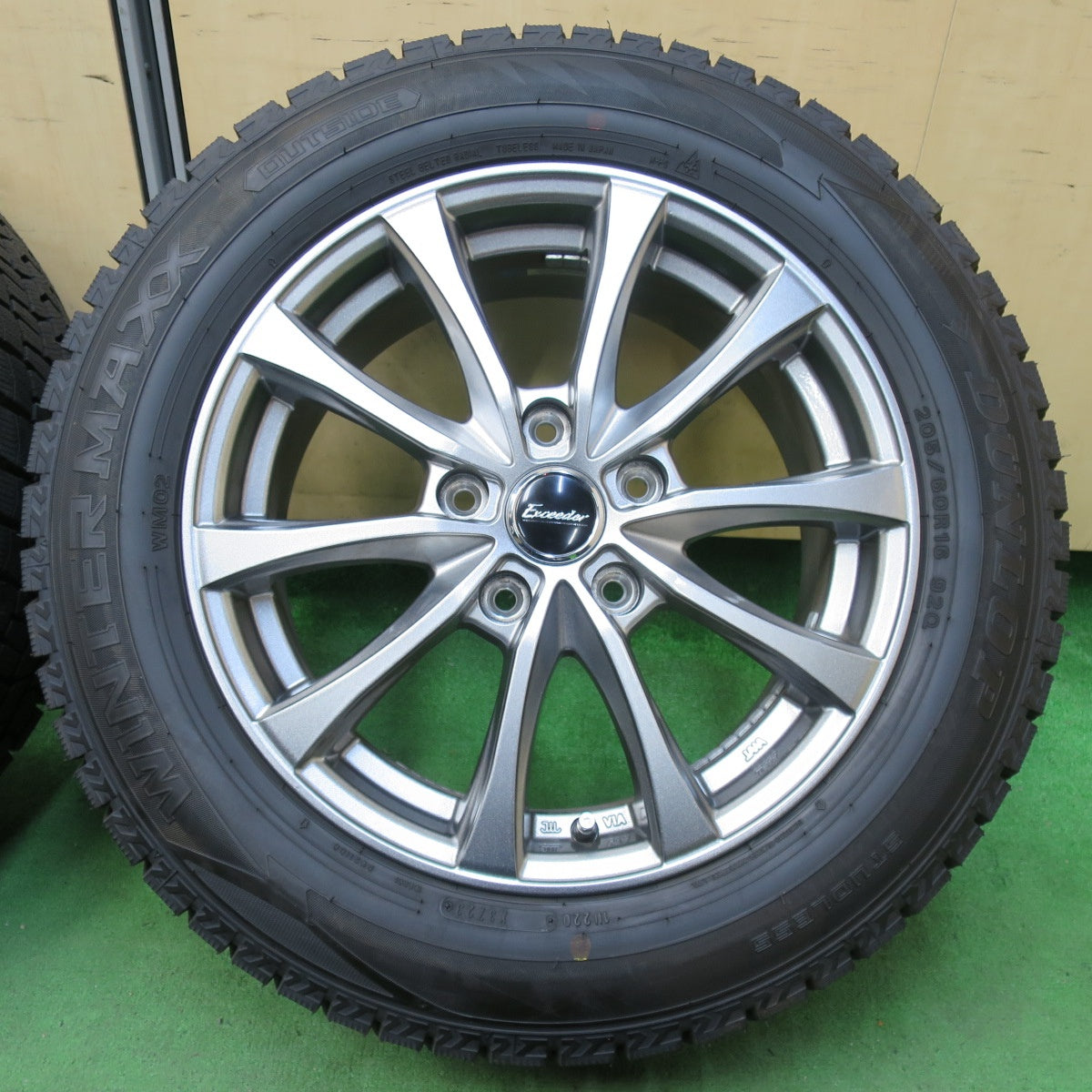 [送料無料] 超バリ溝！23年！キレイ！ほぼ10分★スタッドレス 205/60R16 ダンロップ ウインターマックス WM02 Exceeder エクシーダー 16インチ PCD114.3/5H★5010712イス