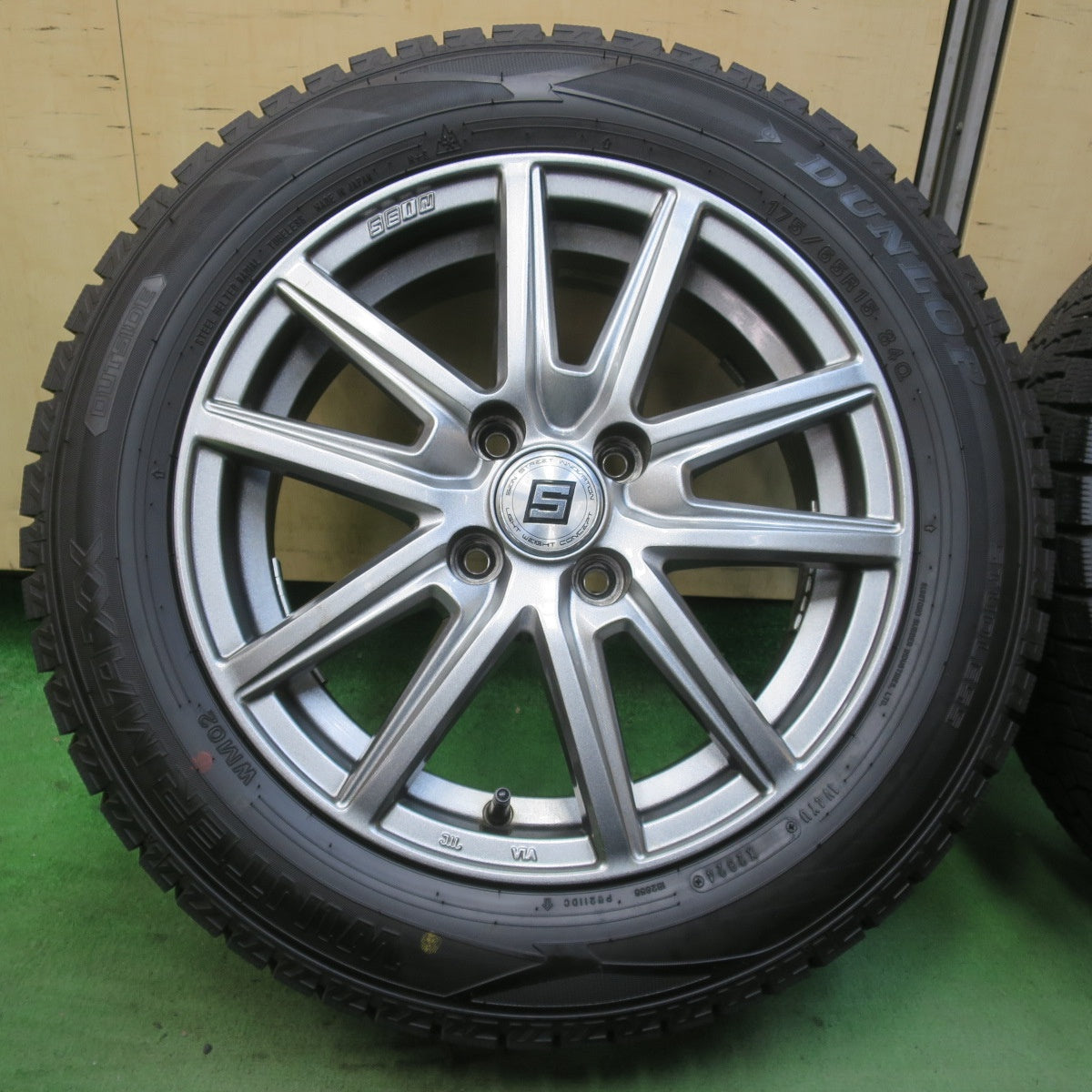 バリ溝！24年！キレイ！ほぼ10分★スタッドレス 175/65R15 ダンロップ ウインターマックス WM02 SEIN SS ザイン 15インチ PCD100/4H★6033104イス