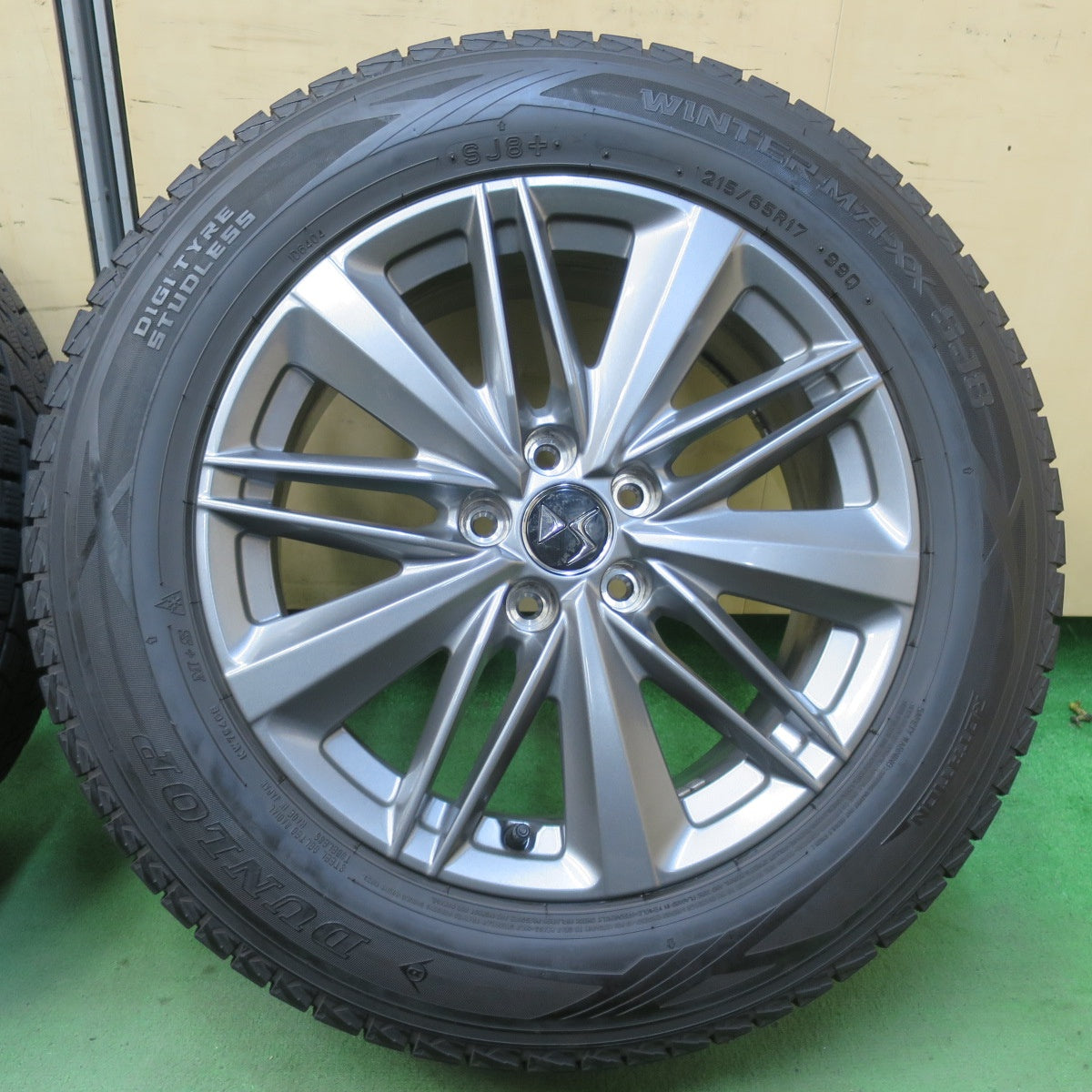 希少！バリ溝！23年！キレイ！9.5分★DS オートモビル DS4 純正 215/65R17 スタッドレス ダンロップ ウインターマックス SJ8+ 17インチ PCD108/5H★5120202イス