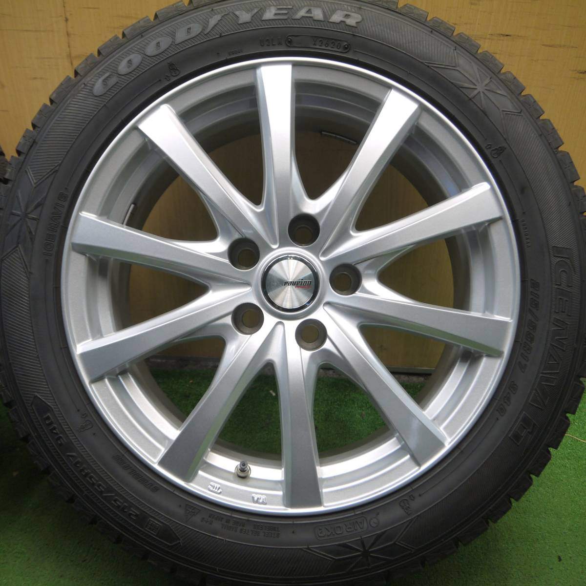 [送料無料] バリ溝！9分★スタッドレス 215/55R17 グッドイヤー アイスナビ6 ravrion RS01 PCD114.3/5H★4022013Hス