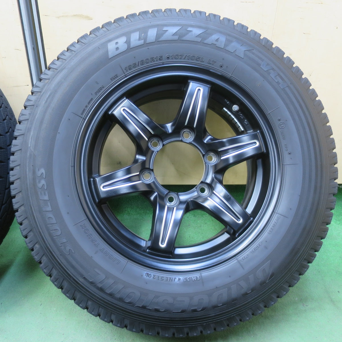 バリ溝！キレイ！9.5分◎スタッドレス 195/80R15 107/105L ブリヂストン ブリザック VL1 TWS Granverd NEO グランヴァード 15インチ PCD139.7/6H◎6062411イス