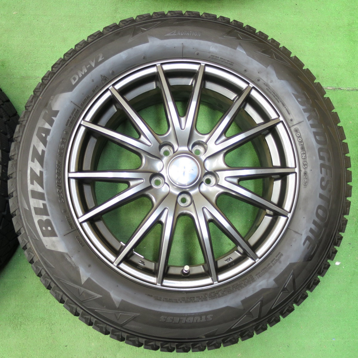[送料無料] バリ溝！キレイ！8.5分★スタッドレス 225/65R17 ブリヂストン ブリザック DM-V2 VELVA SPORT ヴェルヴァ 17インチ PCD114.3/5H★4112607イス