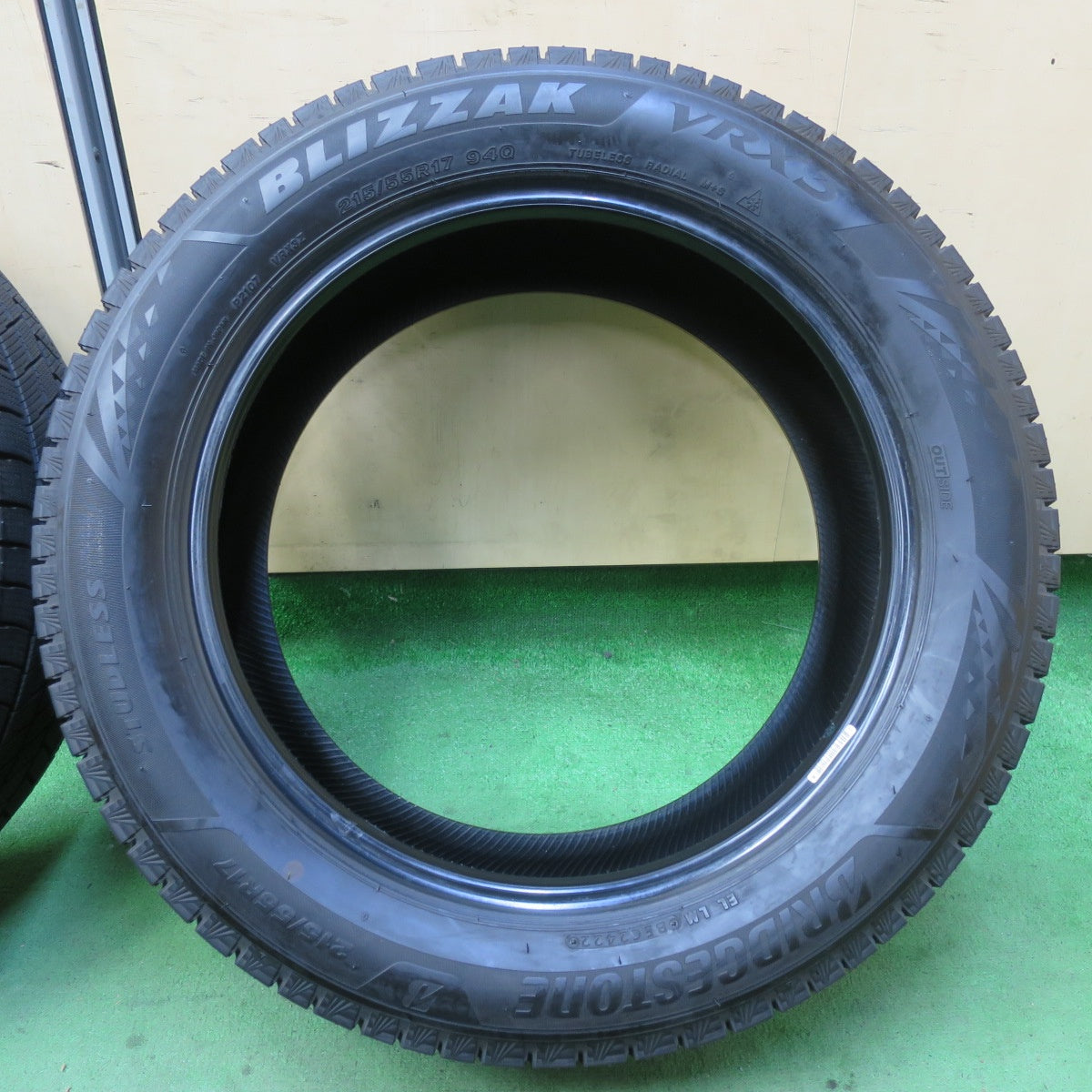 バリ溝！22年！9.5分★スタッドレス 215/55R17 ブリヂストン ブリザック VRX3 タイヤ 17インチ オデッセイ ヴェゼル エスティマ 等★5062602イスタ