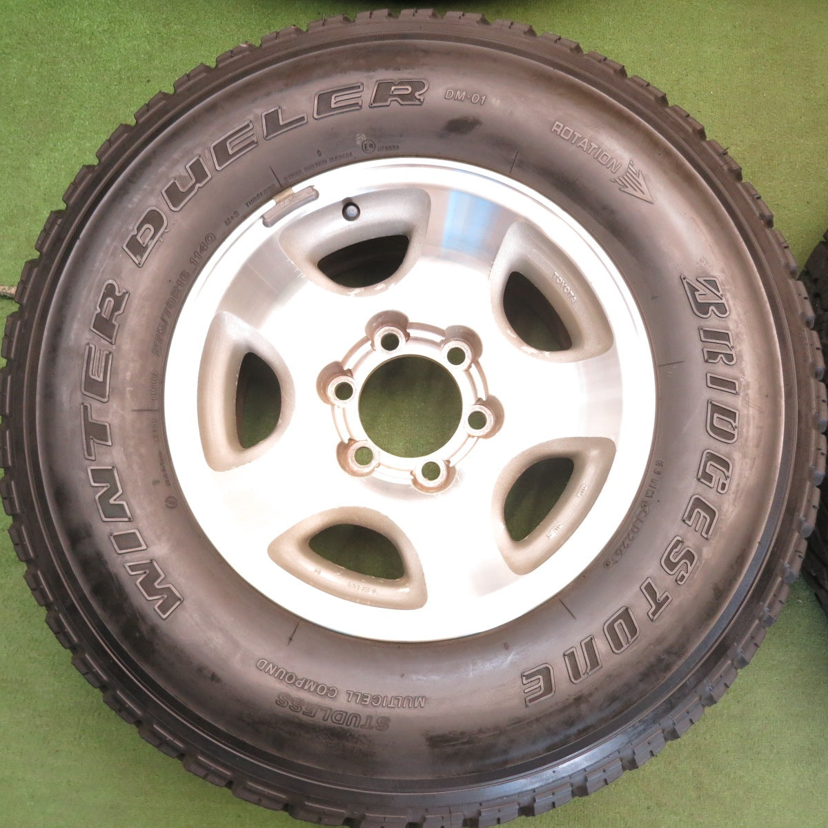 バリ溝！26年！9.5分◎トヨタ ランクル 80 純正 275/70R16 スタッドレス ブリヂストン ウインター デューラー DM-01 16インチ PCD139.7/6H◎6061807HAス