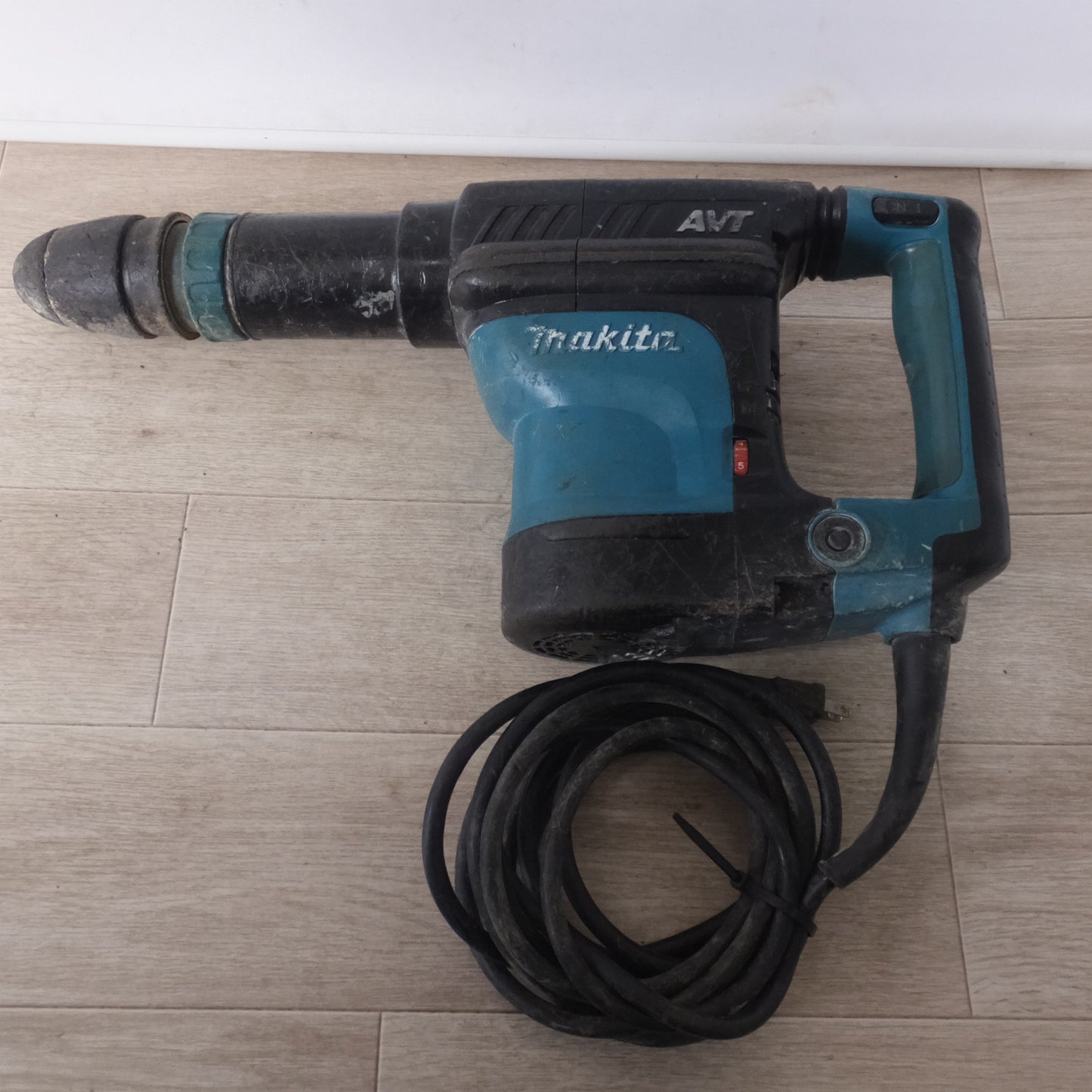 [送料無料] ★マキタ makita 電動ハンマ HM1111C　100V～ 15A 50-60Hz 1300W★