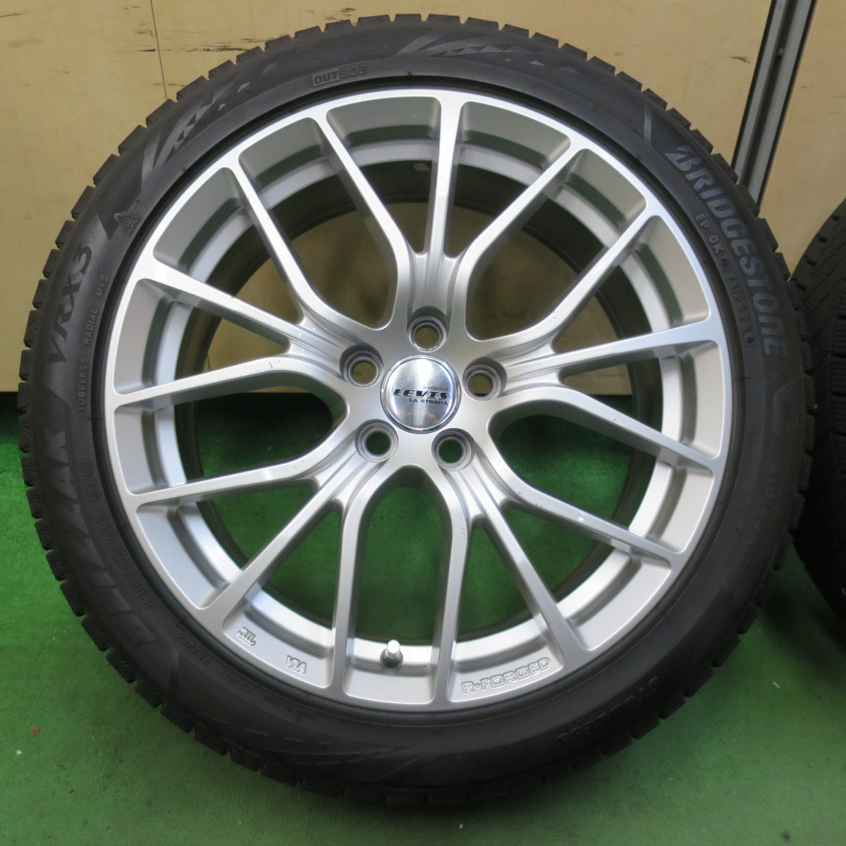 バリ溝！21年！9.5分★プリウス 等 215/45R17 スタッドレス ブリヂストン ブリザック VRX3 R-FORGED LEVIS LASTRADA レヴィス ラ・ストラーダ PCD100/5H★5070607イス