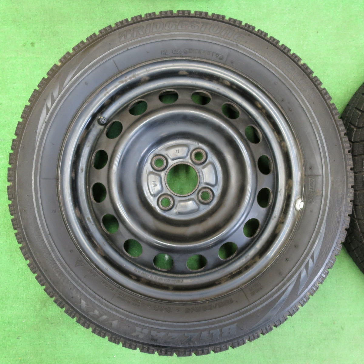 *送料無料* バリ溝！9.5分以上★スタッドレス 185/60R15 ブリヂストン ブリザック VRX スチール ホイール 15インチ PCD100/4H★4060704イス