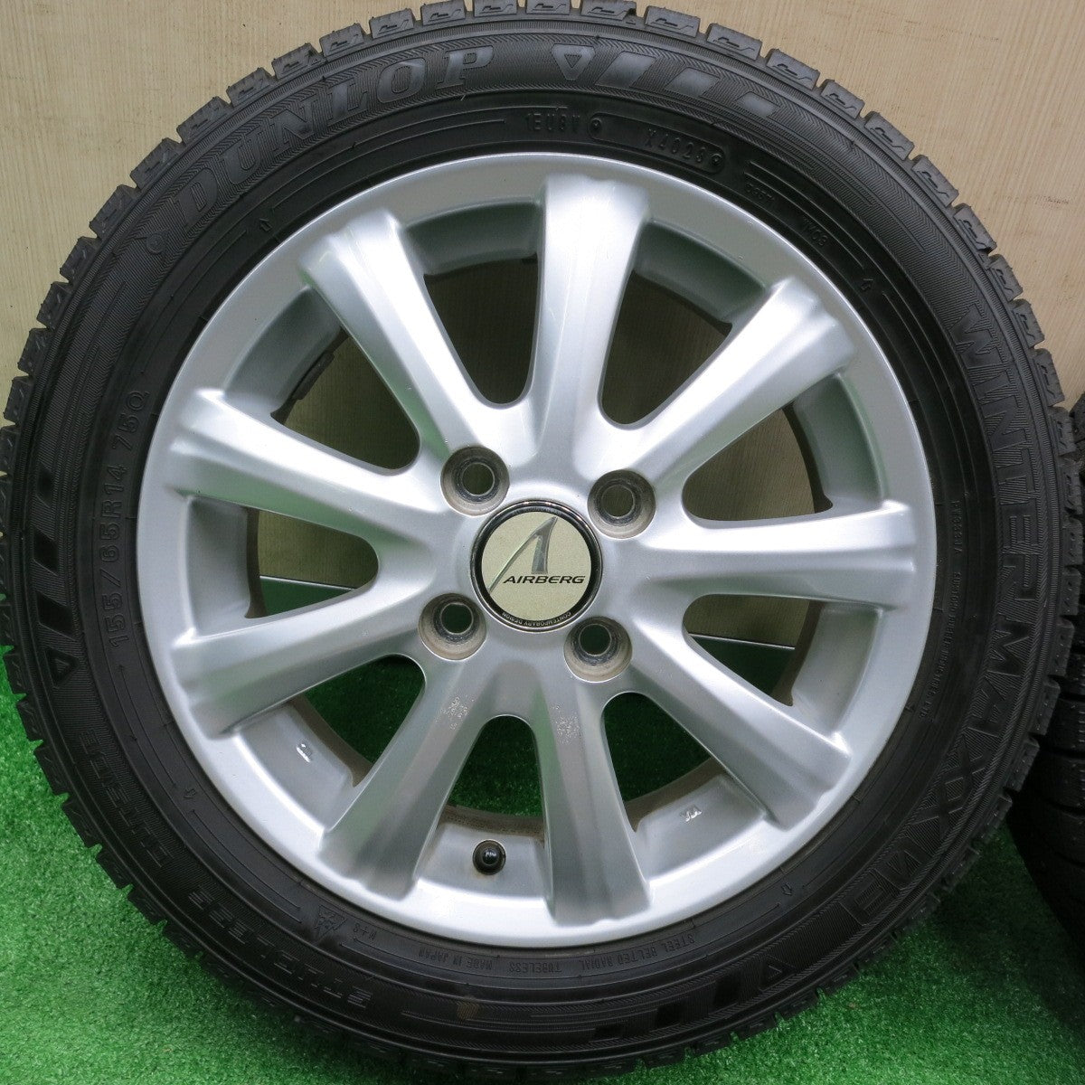 [送料無料] バリ溝！23年！ほぼ10分★スタッドレス 155/65R14 ダンロップ ウインターマックス03 AIRBERG エアベルグ 14インチ PCD100/4H★4092303HAス