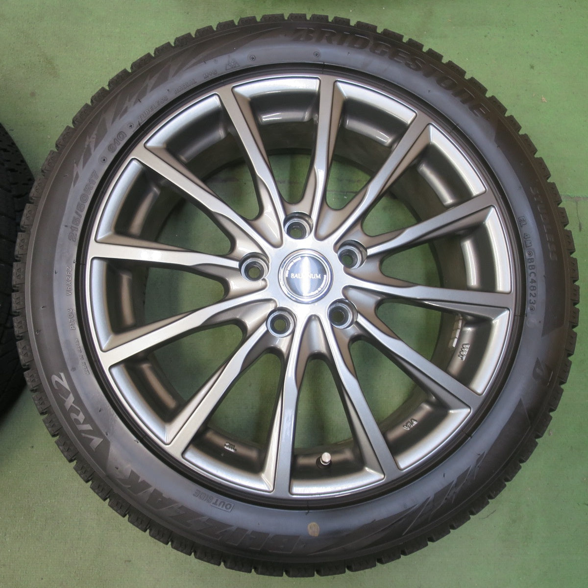 バリ溝！23年！キレイ！9.5分◎スタッドレス 215/50R17 ブリヂストン ブリザック VRX2 BALMINUM AR12 バルミナ 17インチ PCD114.3/5H◎6082905イス