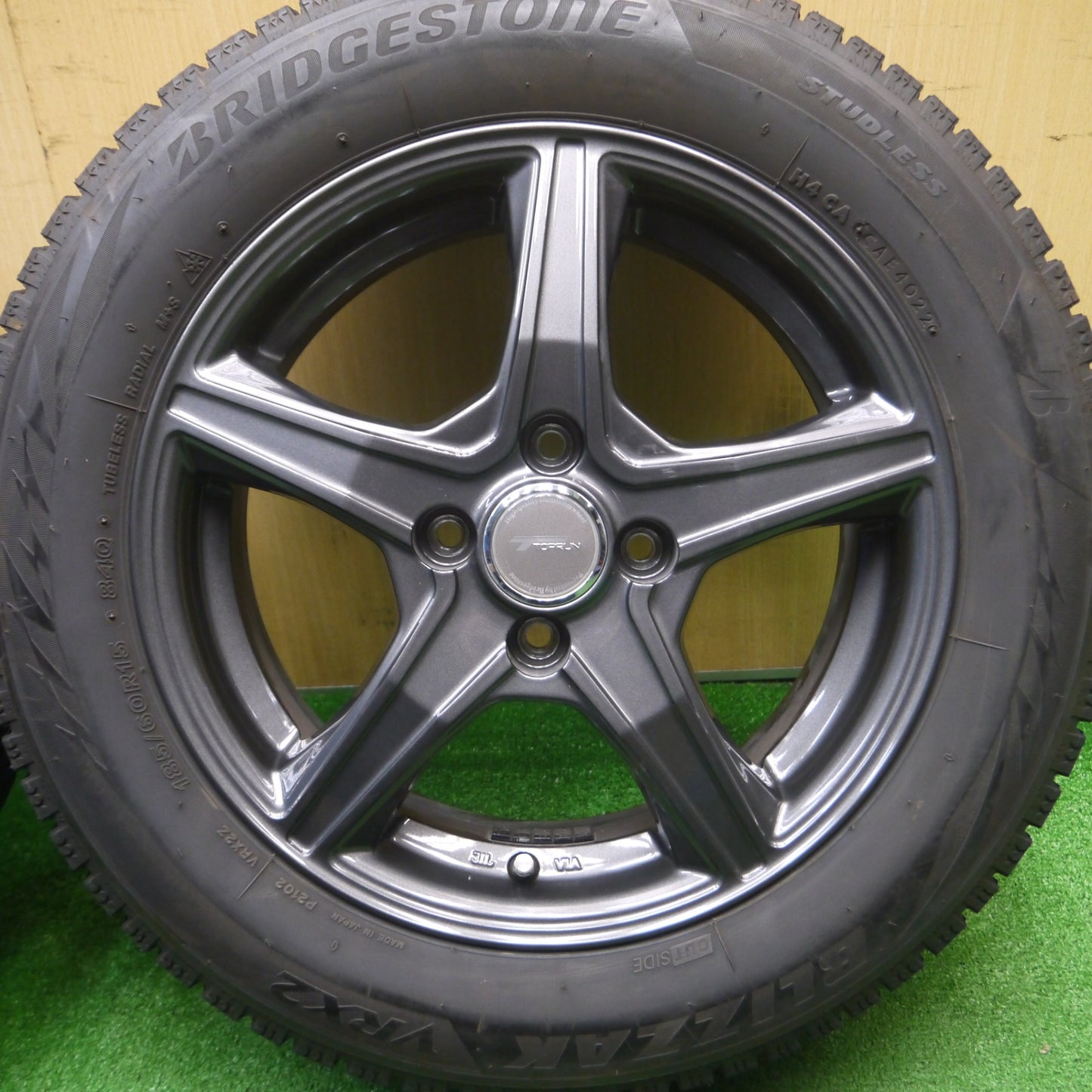 [送料無料] バリ溝！22年！キレイ！9.5分★スタッドレス 185/60R15 ブリヂストン ブリザック VRX2 TOPRUN トップラン 15インチ PCD100/4H★4110507Hス
