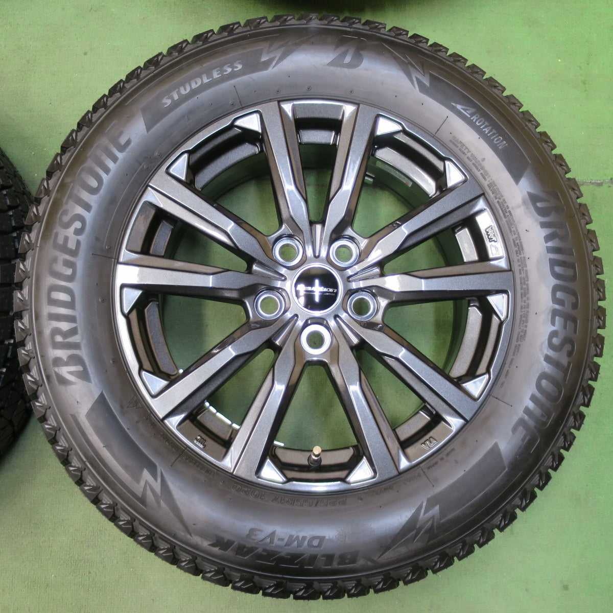 未使用！24年★40系 アルファード 等 Devotion AME 225/65R17 スタッドレス ブリヂストン ブリザック DM-V3 17インチ ディヴォーション PCD120/5H★5112604イス