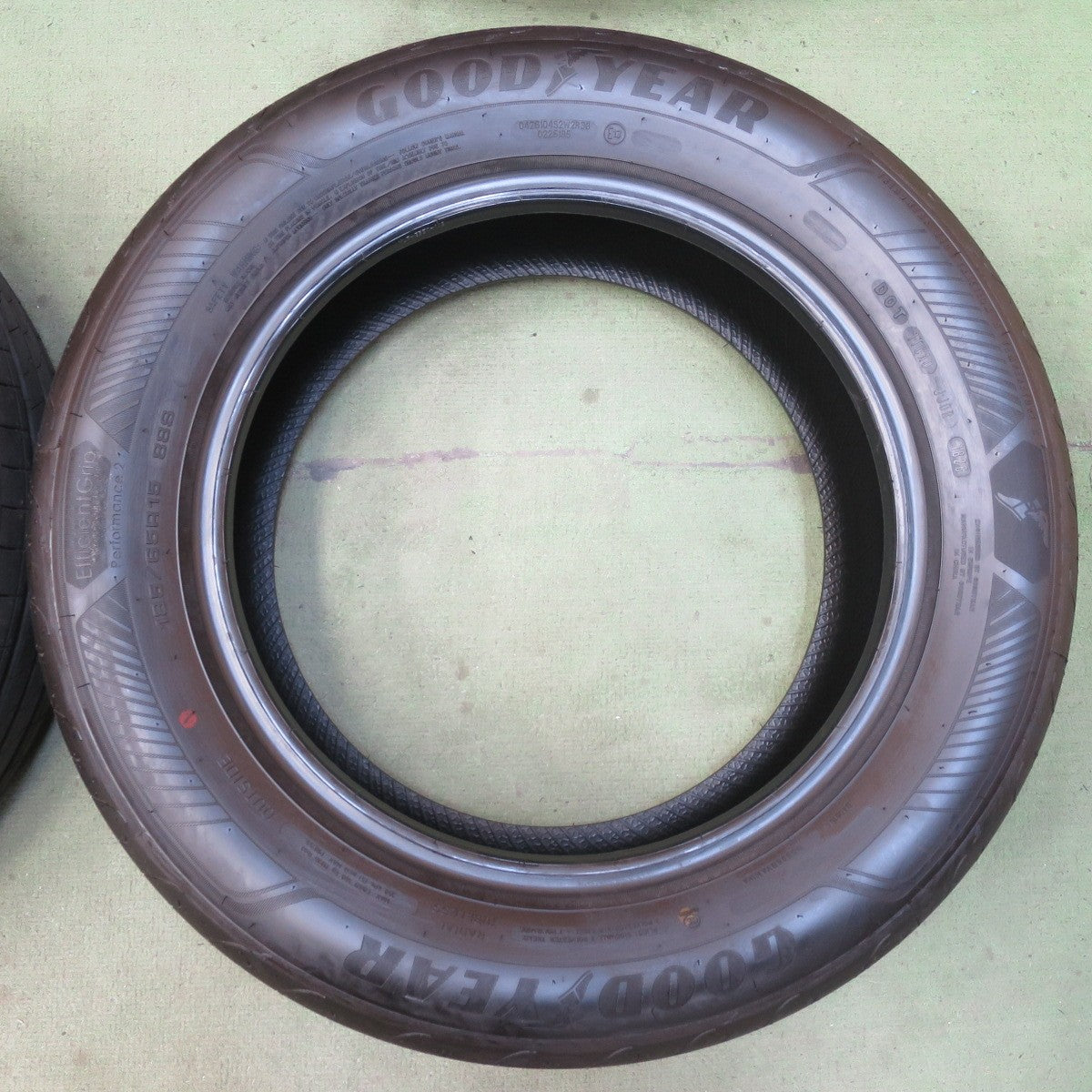 新車外し！26年◎185/65R15 グッドイヤー EfficientGrip Performance2 エフィシエントグリップ パフォーマンス2 タイヤ 15インチ アクア フリード デミオ 等◎6092514イノタ