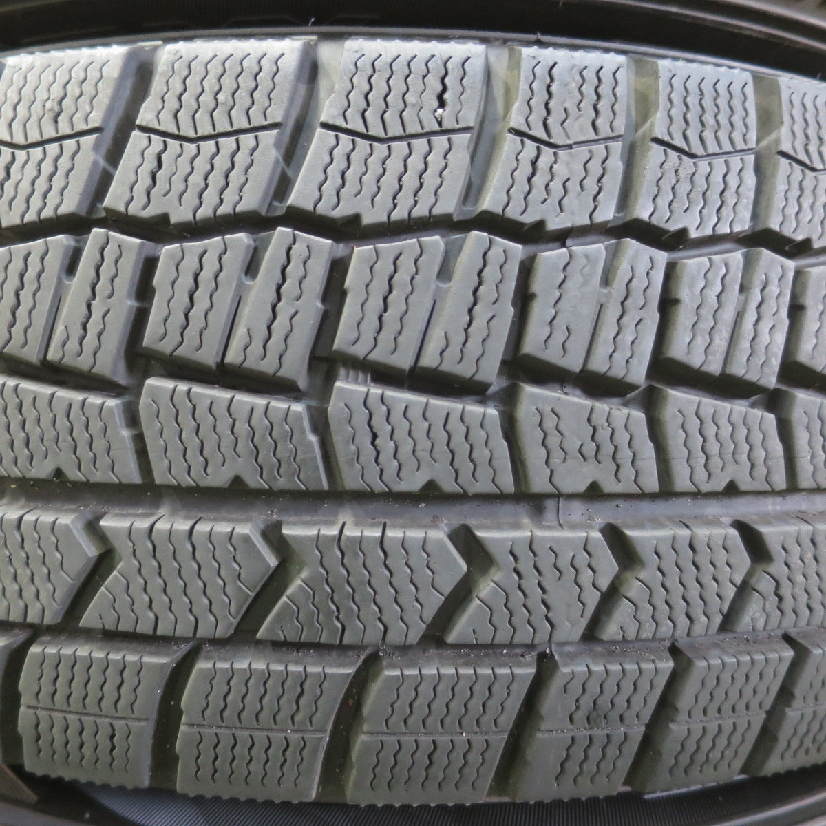 バリ溝！24年！キレイ！9.5分★プリウス 等 195/65R15 スタッドレス ダンロップ ウインターマックス WM02 SPORT DAISY スポルト デイジー 15インチ PCD100/5H★6042006イス