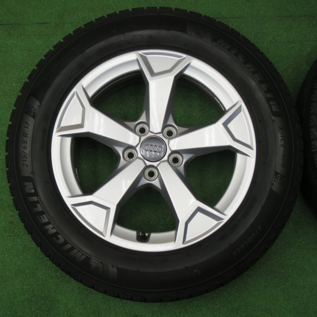 バリ溝！キレイ！8.5分★アウディ Q3 F3 純正 215/65R17 スタッドレス ミシュラン X-ICE SNOW 17インチ PCD112/5H★6040307NKス