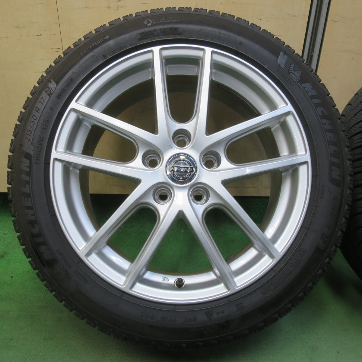 キレイ★日産 リーフ 等 純正 エスティーロ 215/50R17 スタッドレス ミシュラン X-ICE3+ 17インチ PCD114.3/5H★6041701イス