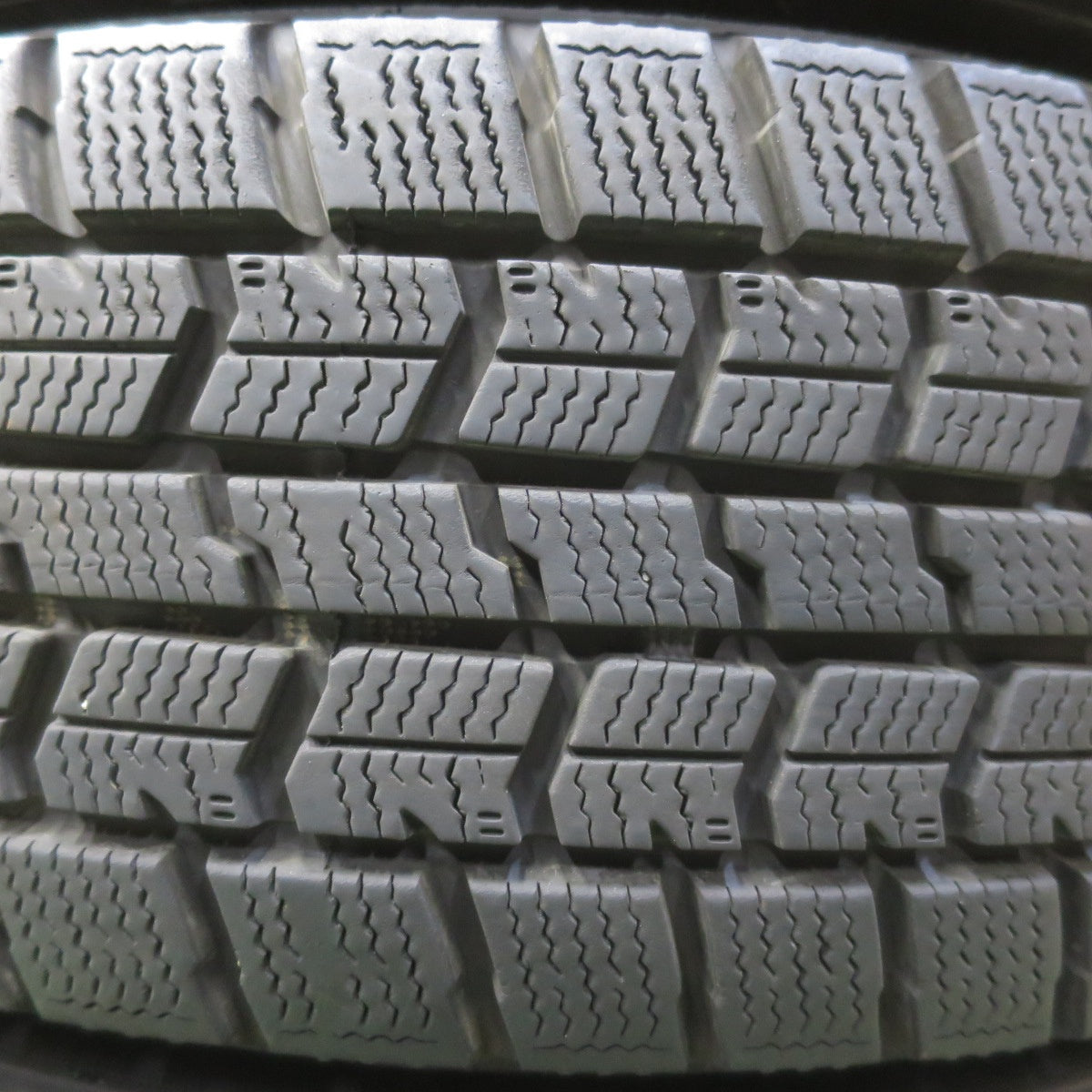 バリ溝！24年！キレイ！9.5分◎スタッドレス 175/65R15 グッドイヤー アイスナビ7 ravrion RS01 ラブリオン 15インチ PCD100/4H◎6091106イス