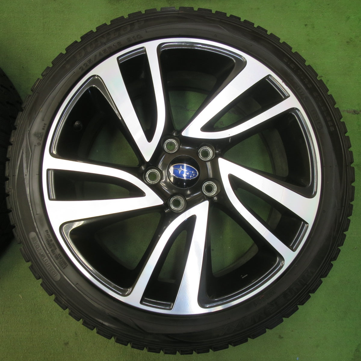 バリ溝！8.5分★スバル レヴォーグ 純正 225/45R18 スタッドレス ダンロップ ウインターマックス WM01 18インチ PCD114.3/5H★5111504イス