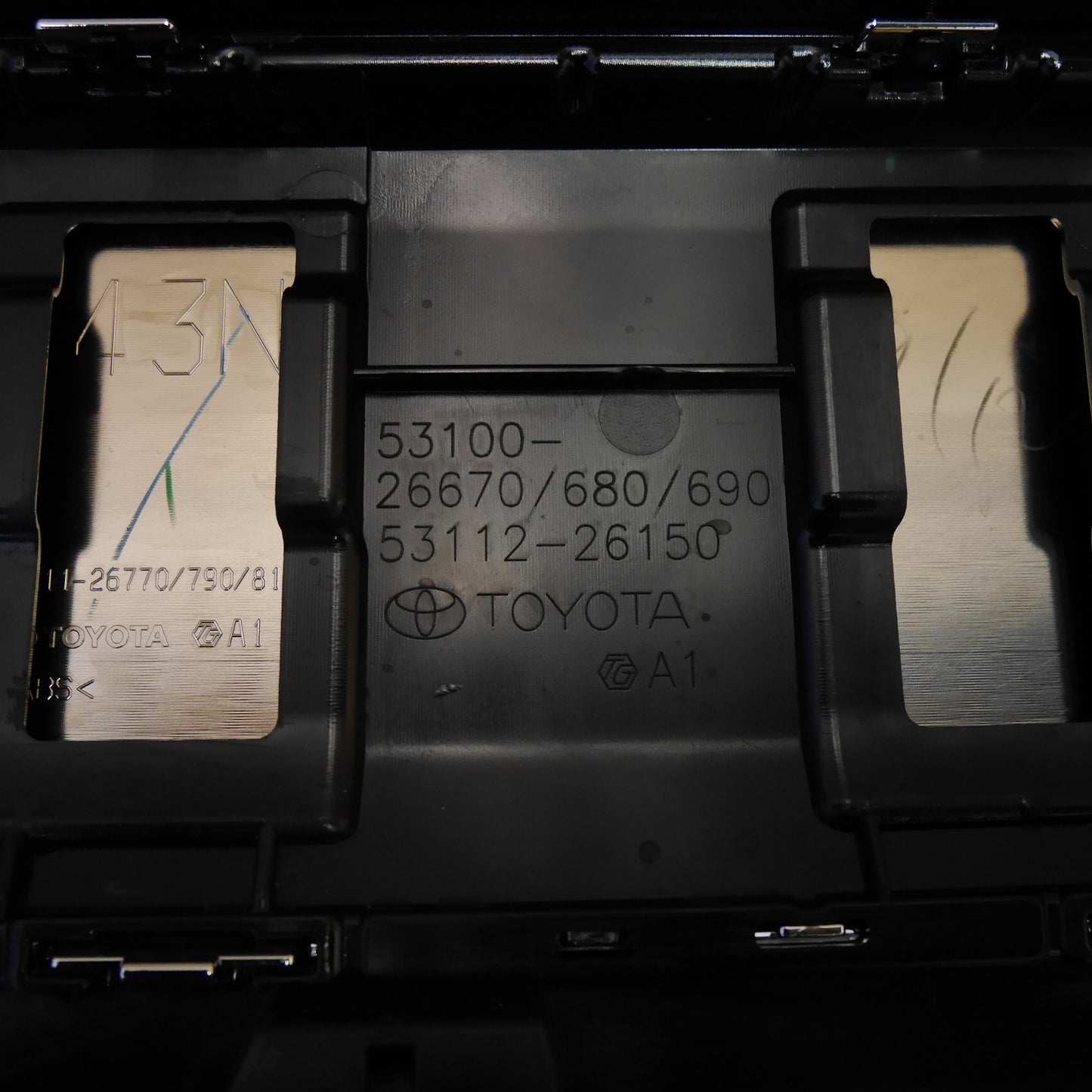 [送料無料] 新車外し☆トヨタ 200系 ハイエース 標準ボディ 6型 後期 純正 ラジエーター グリル メッキタイプ 53100-26670 53112-26150 TOYOTA☆