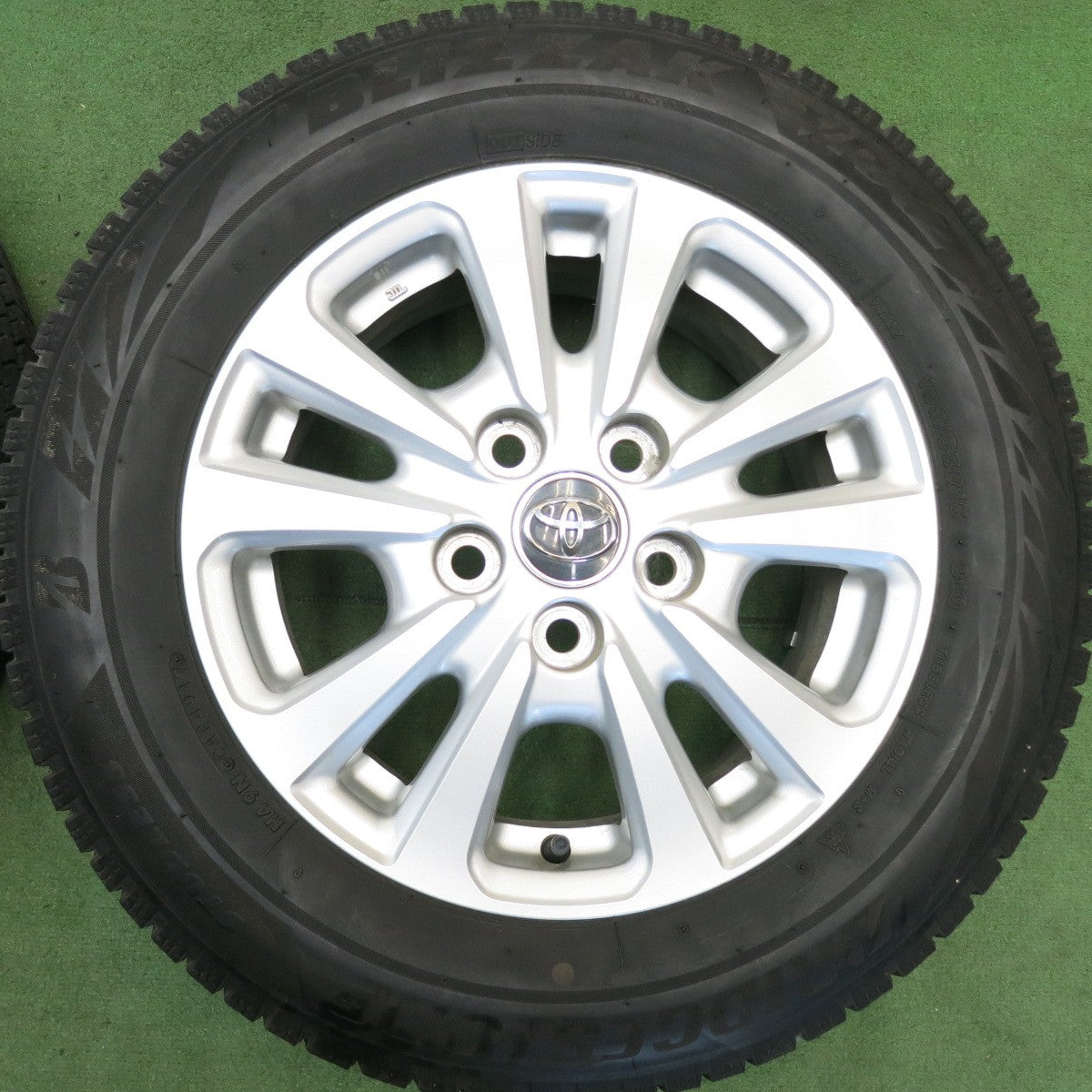 バリ溝！キレイ！9分★トヨタ 80系 ノア ヴォクシー 純正 195/65R15 スタッドレス ブリヂストン ブリザック VRX2 15インチ PCD114.3/5H★6052104HAス