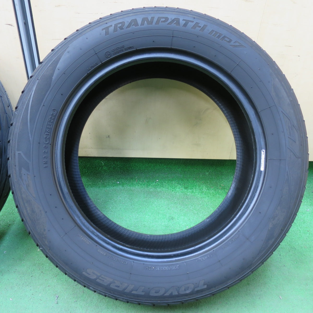 [送料無料] バリ溝！22年！9分★205/60R16 トーヨー トランパス MP7 タイヤ 16インチ ノア ヴォクシー プリウスα ステップワゴン 等★5011501イノタ