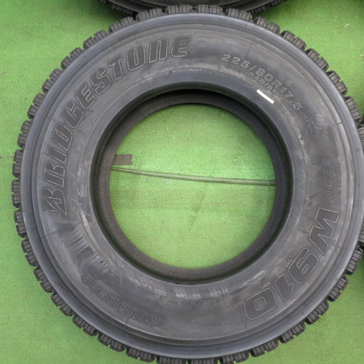 *送料無料* 未使用！22年★トラック タイヤ 225/80R17.5 123/122L スタッドレス ブリヂストン W910 タイヤ 17.5インチ★4033009KKスタ