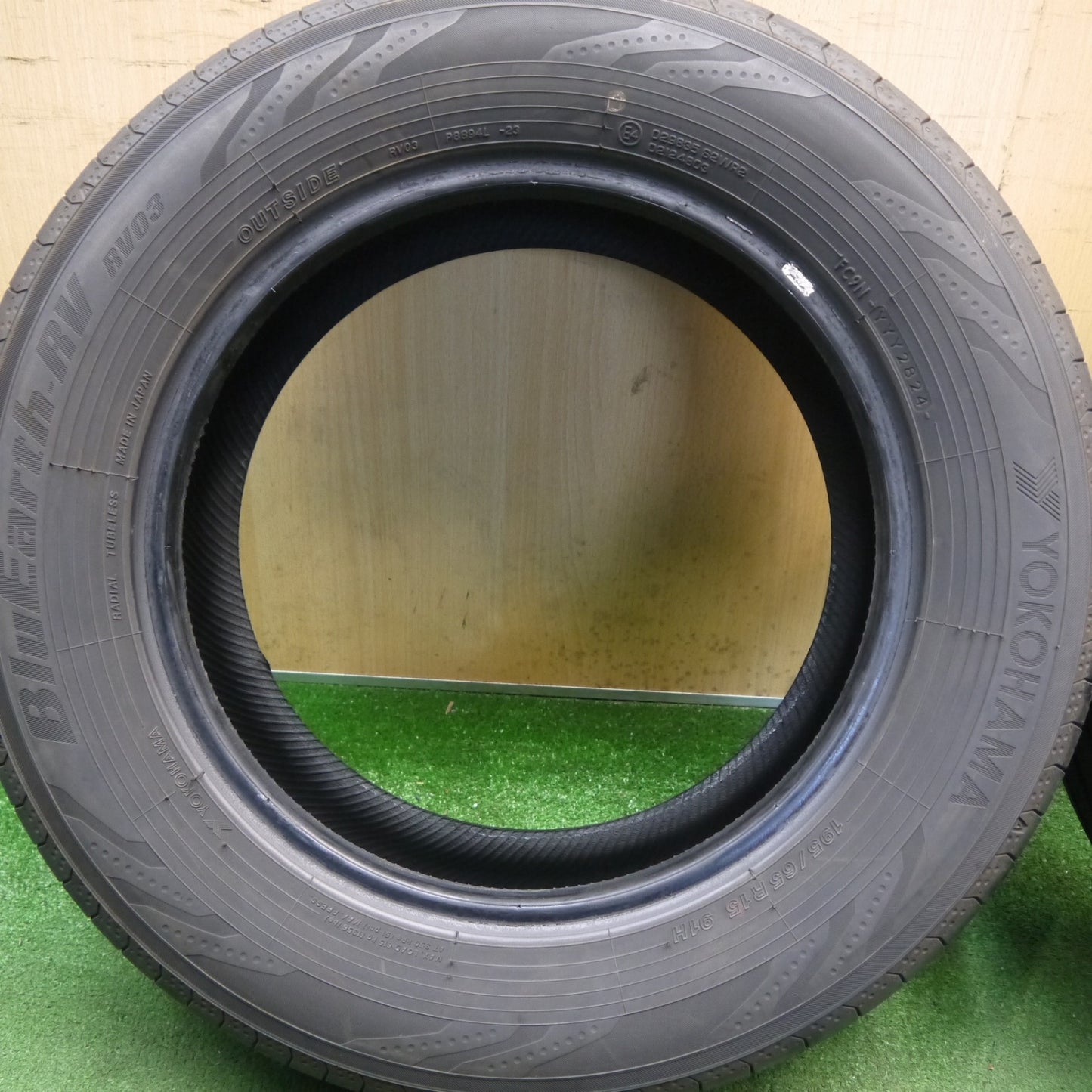バリ溝！24年！9.5分★195/65R15 ヨコハマ BluEarth-RV RV03 ブルーアース 15インチ タイヤ プリウス ノア ヴォクシー ステップワゴン 等★6060208Hノ