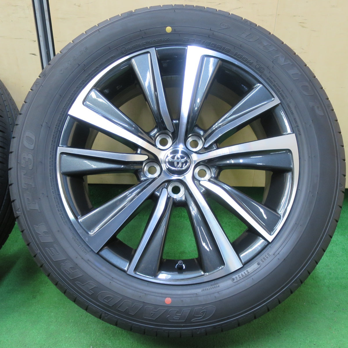 *送料無料* 新車外し！24年★トヨタ 80系 ハリアー Gグレード 純正 225/60R18 ダンロップ グラントレック PT30 18インチ PCD114.3/5H★4072208イノ
