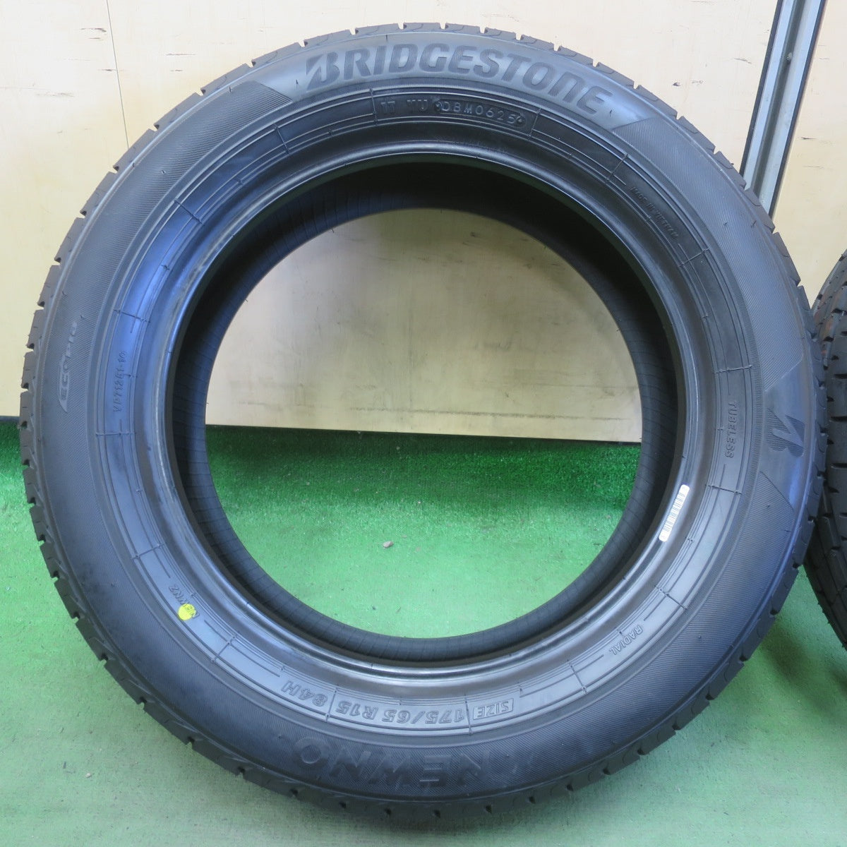 未使用！25年★175/65R15 ブリヂストン NEWNO ニューノ 15インチ タイヤ アクア ヴィッツ スペイド キューブ 等★6051508イノタ