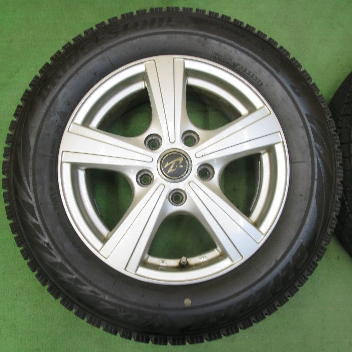バリ溝！21年！9.5分以上★スタッドレス 195/65R15 ブリヂストン ブリザック VRX2 Treffer トレファー 15インチ PCD114.3/5H★5022704イス