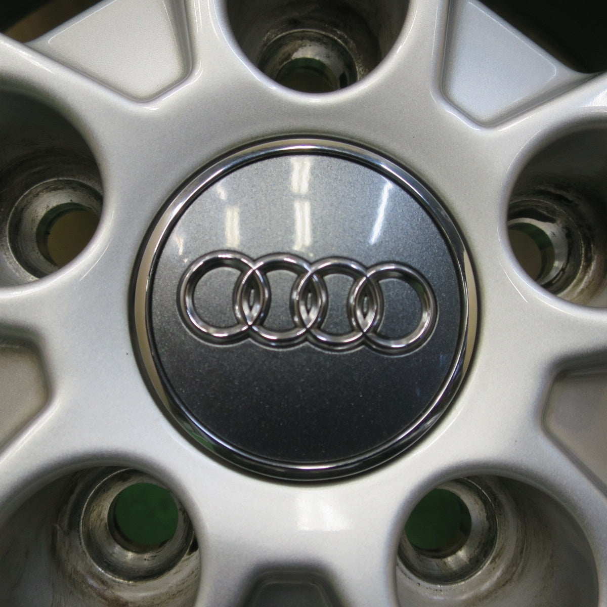 バリ溝！キレイ！9.5分★アウディ Q2 純正 215/55R17 スタッドレス ブリヂストン ブリザック VRX 17インチ PCD112/5H★5111502イス