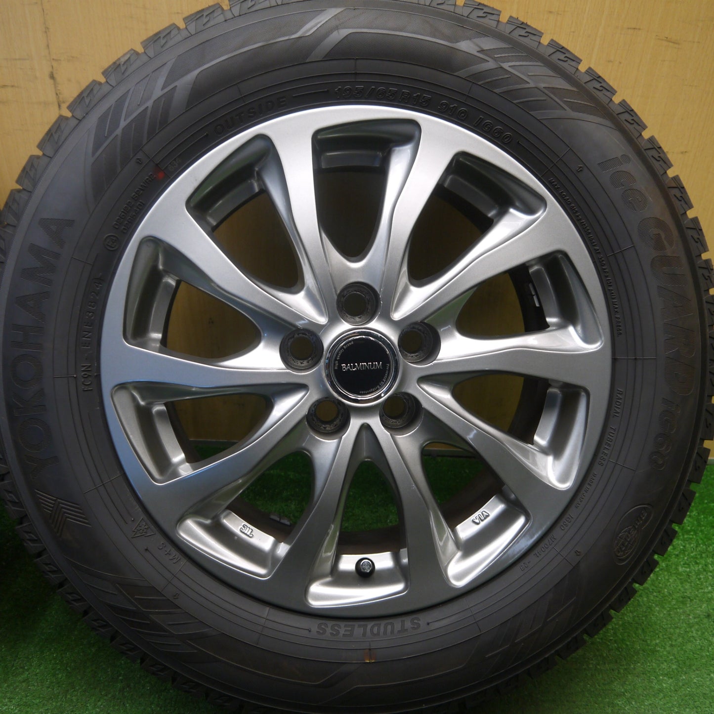 ほぼ未使用！24年！キレイ★プリウス 等 195/65R15 スタッドレス ヨコハマ アイスガード iG60 BALMINUM TR10 バルミナ 15インチ PCD100/5H★6012006Hス