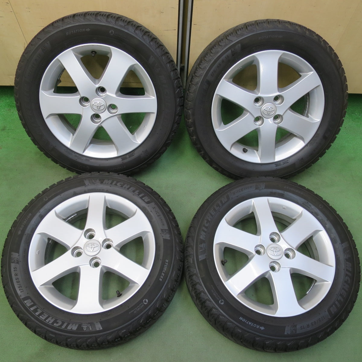 バリ溝！22年！キレイ！ほぼ10分◎トヨタ スペイド 純正 175/65R15 スタッドレス ミシュラン X-ICE SNOW 15インチ PCD100/4H◎6072003イス