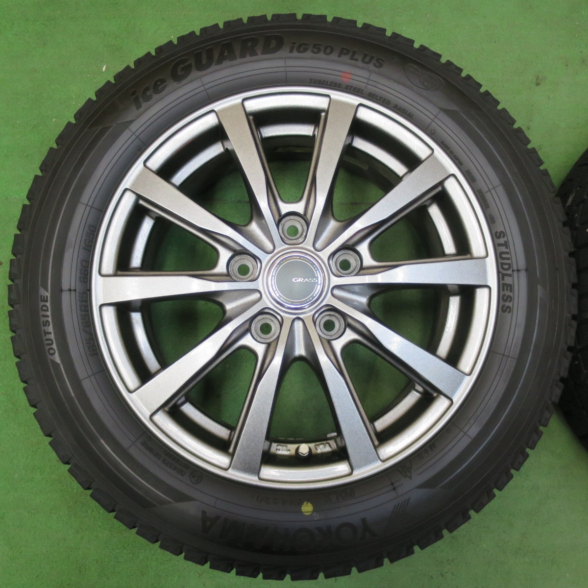 [送料無料] バリ溝！キレイ！ほぼ10分★スタッドレス 185/65R15 ヨコハマ アイスガード iG50 プラス GRASS グラス 15インチ PCD114.3/5H★5011309イス