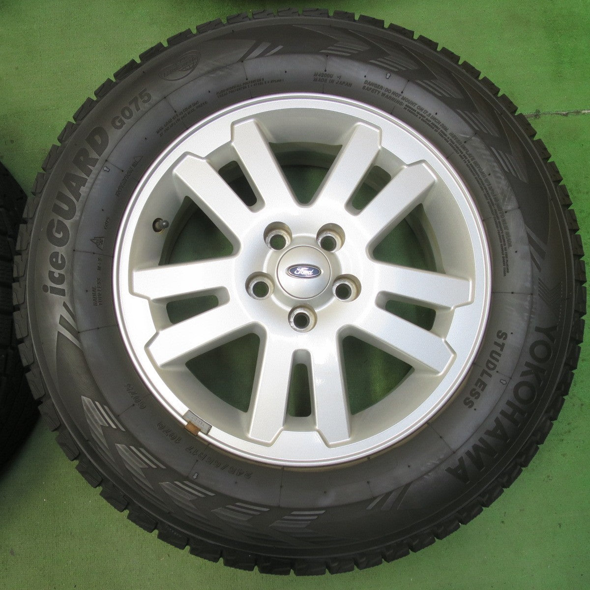 バリ溝！キレイ！9.5分★Ford フォード エクスプローラー 純正 245/65R17 スタッドレス ヨコハマ アイスガード G075 17インチ PCD114.3/5H★5101708イス
