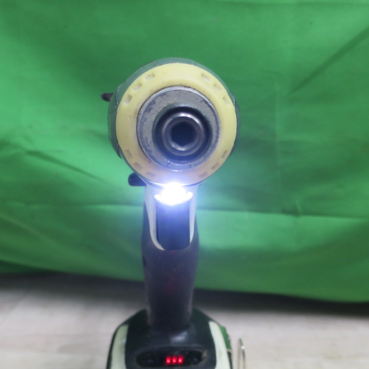 [送料無料] ☆makita マキタ 充電式  インパクトドライバ TD133D 充電器 DC18RC T 電動 工具 ケース付 DIY 大工 道具☆