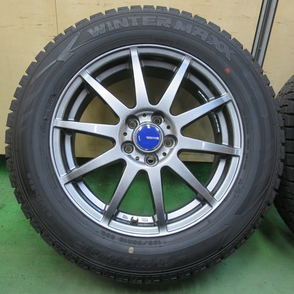 バリ溝！キレイ！9.5分★ライズ ロッキー 等 195/65R16 スタッドレス ダンロップ ウインターマックス WM02 WINNERS CF-01 ウィナーズ 16インチ PCD100/5H★6040805イス