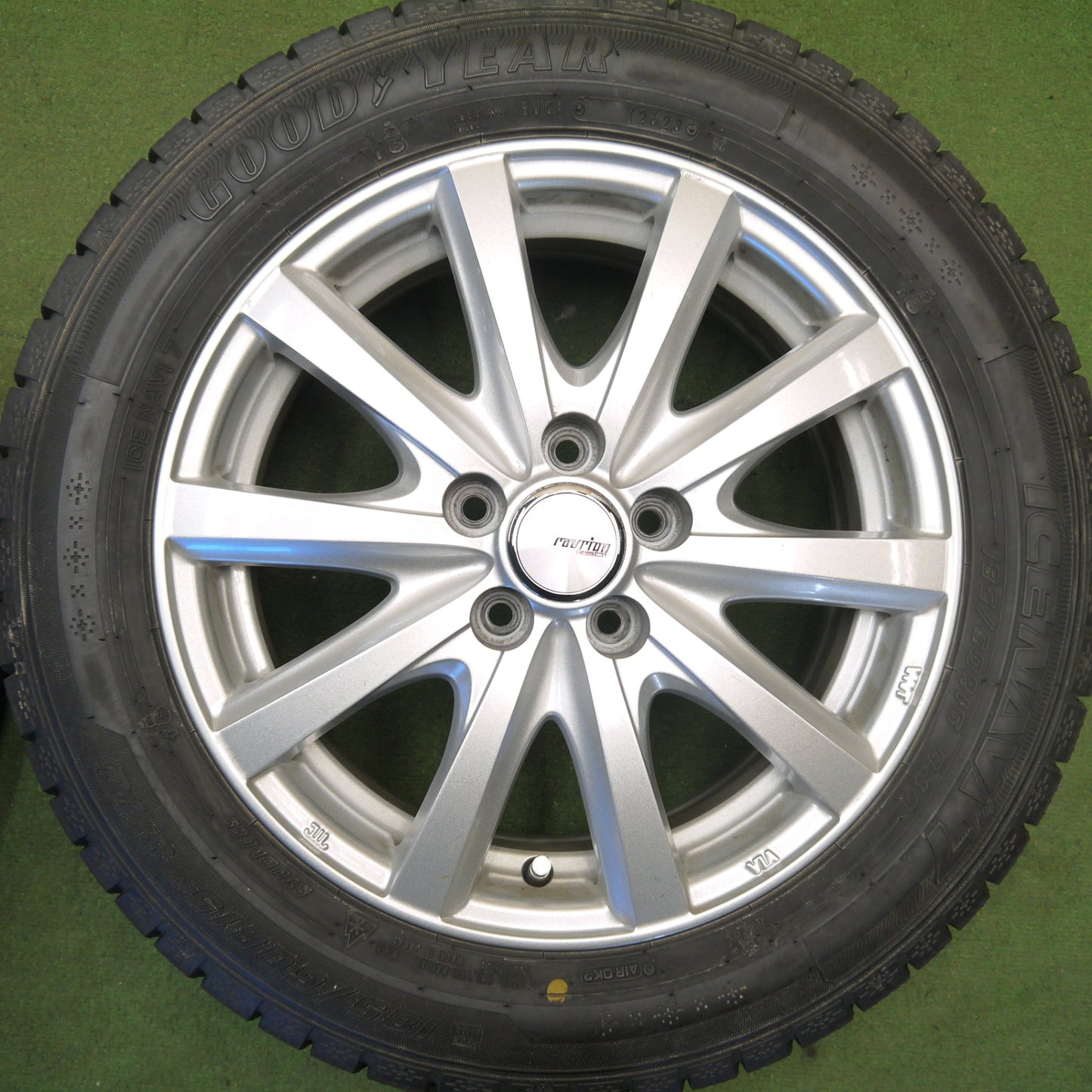 超バリ溝！23年！キレイ！9.5分以上★シエンタ 等 185/60R15 スタッドレス グッドイヤー アイスナビ7 ravrion RS01 ラブリオン 15インチ PCD100/5H★6032704Hス