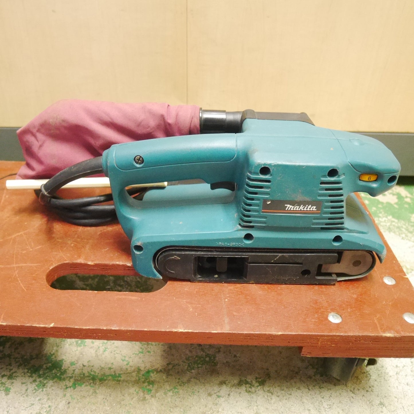 [送料無料] ☆マキタ 76mm ベルト サンダ 9911 電動 工具 100v 50-60Hz 研磨 仕上げ 研削 DIY コード式 Makita☆
