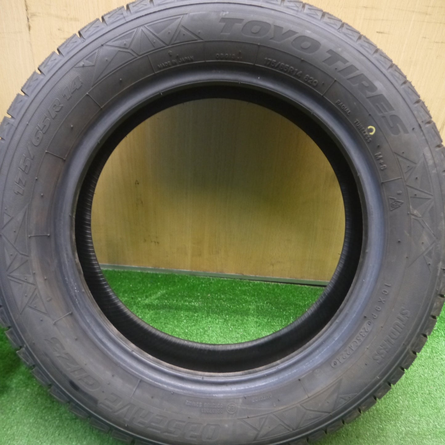 [送料無料] ほぼ未使用！24年★スタッドレス 175/65R14 トーヨー オブザーブ GIZ3 タイヤ 14インチ ヴィッツ フィット ノート 等★5021801Hスタ