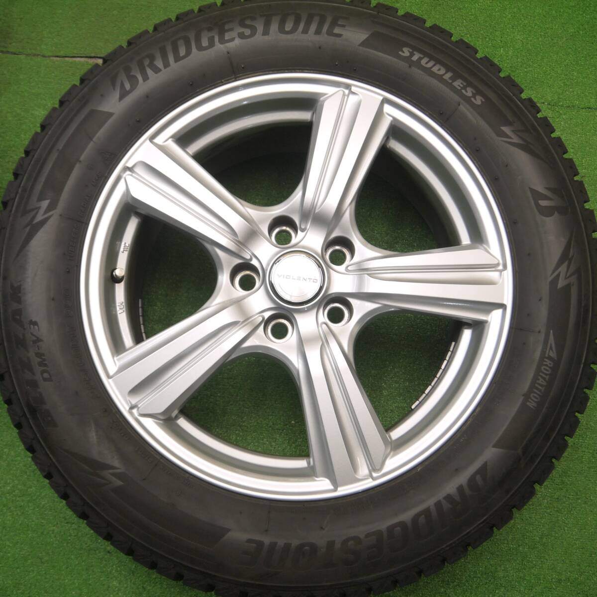 バリ溝 23年 綺麗 9.5分以上★スタッドレス 225/60R17 ブリヂストン ブリザック DM-V3 VIOLENTO KS PCD114.3/5H★4111810Hス