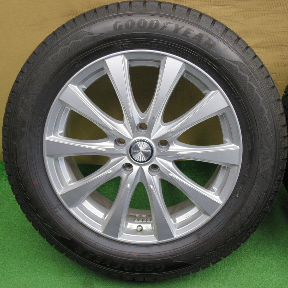 バリ溝！24年！キレイ！9.5分以上◎スタッドレス 225/60R18 グッドイヤー アイスナビ8 JOKER ジョーカー 18インチ PCD114.3/5H◎6062701NKス