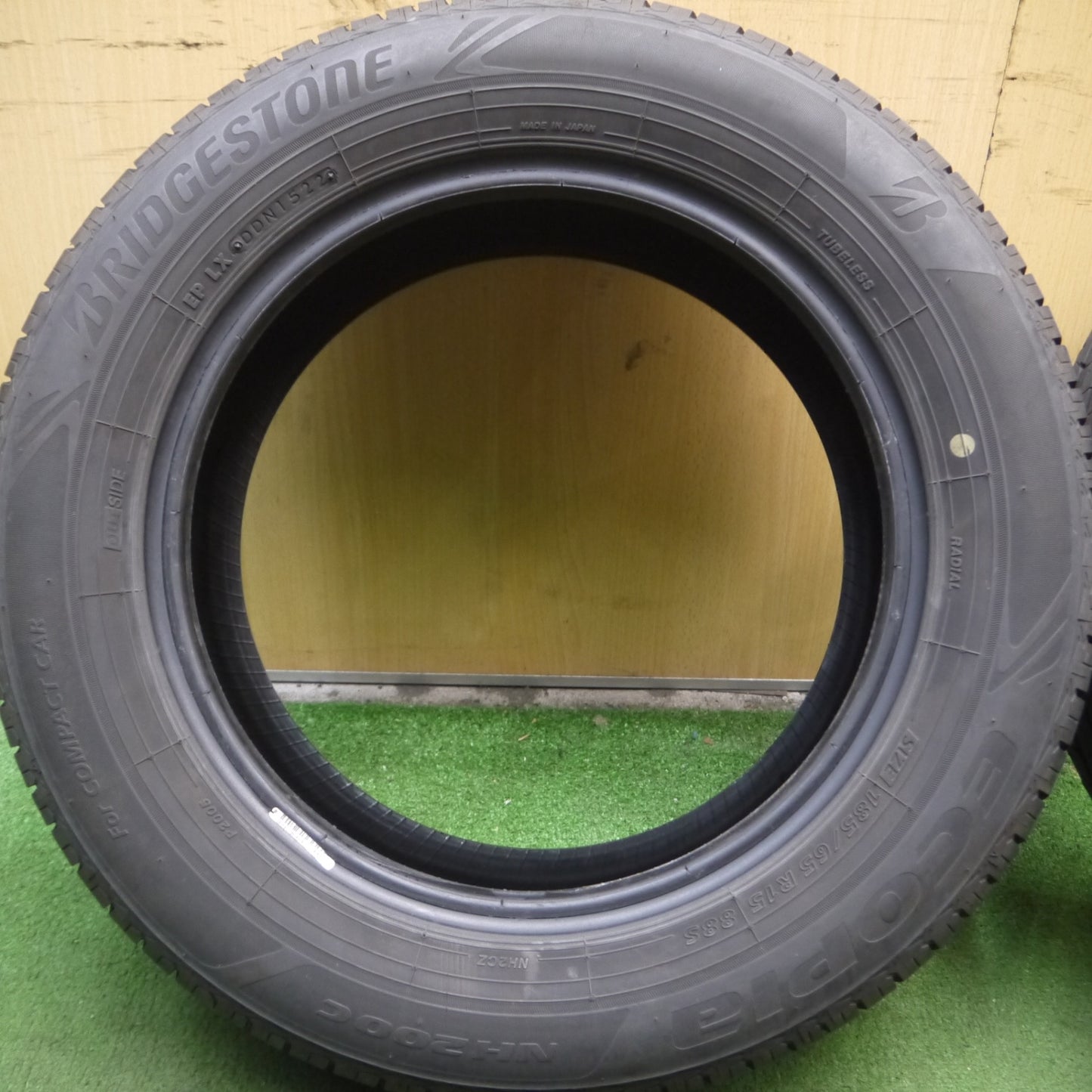 *送料無料* バリ溝！22年！9.5分★185/65R15 ブリヂストン エコピア NH200C タイヤ 15インチ ノート フリード 等★4051710Hノタ