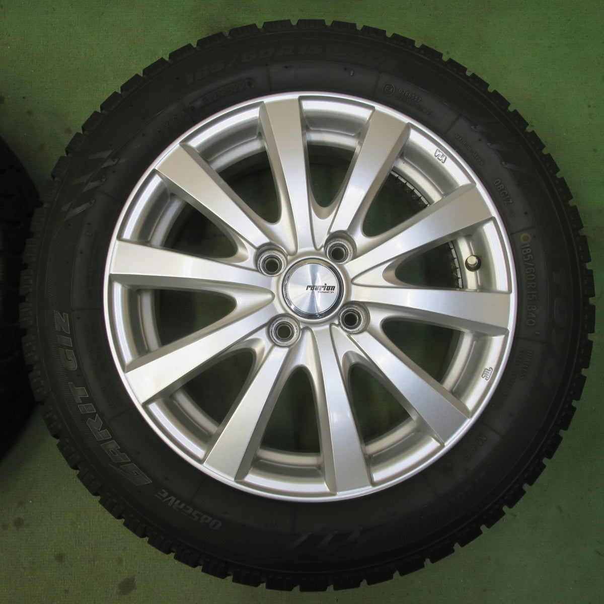 バリ溝！22年！キレイ！9.5分◎スタッドレス 185/60R15 トーヨー オブザーブ ガリット GIZ ravrion RS01 ラブリオン 15インチ PCD100/4H◎6091902イス